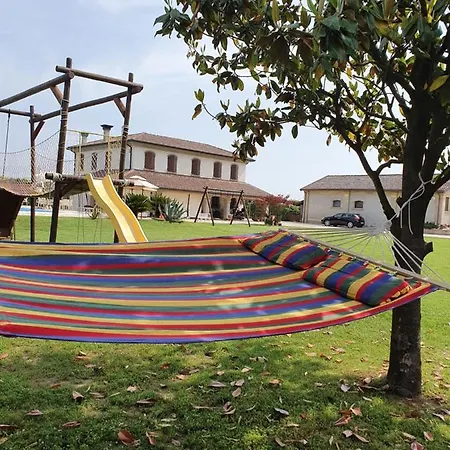 Camping In Tenda In Giardino