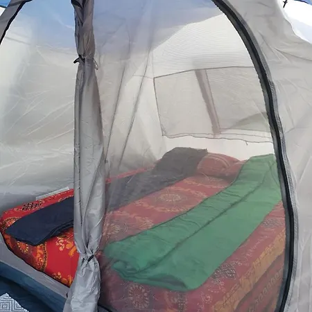 Camping In Tenda In Giardino *